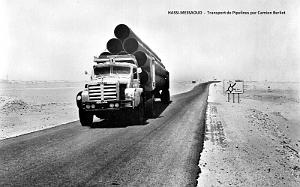 HASSI MESSAOUD - TRANSPORT DE PIPE-LINE PAR CAMION BERLIET